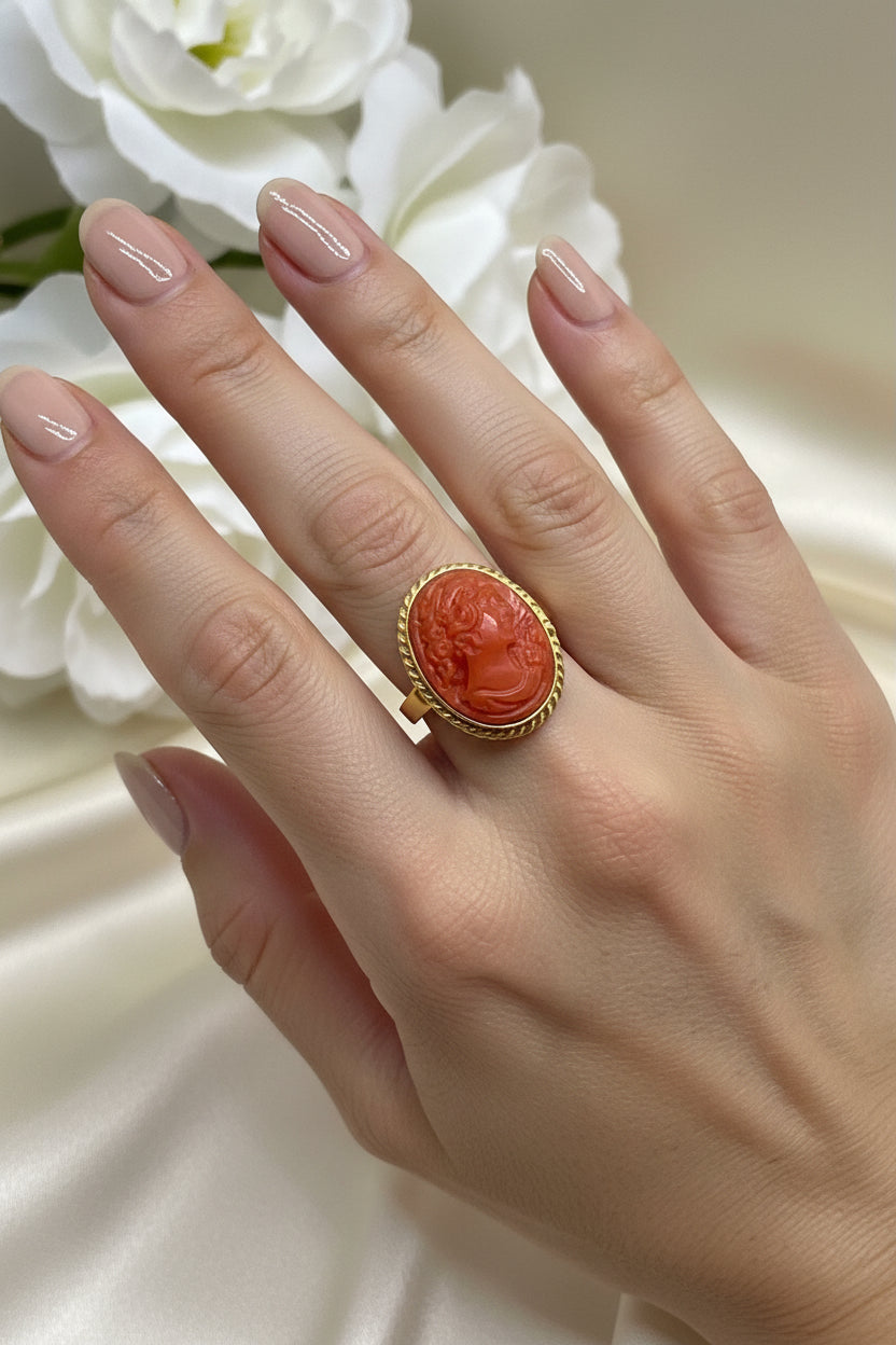 Anello in Corallo incisione Volto di Donna