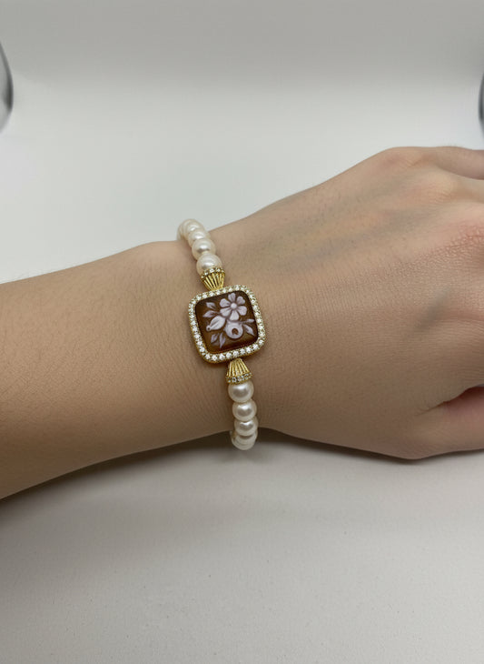 Bracciale in Perle e Cammeo incisione "Fiori"