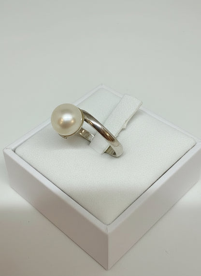 Anello con Perla Centrale