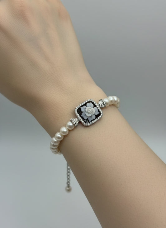 Bracciale in Perle e Cammeo incisione "Fiore"