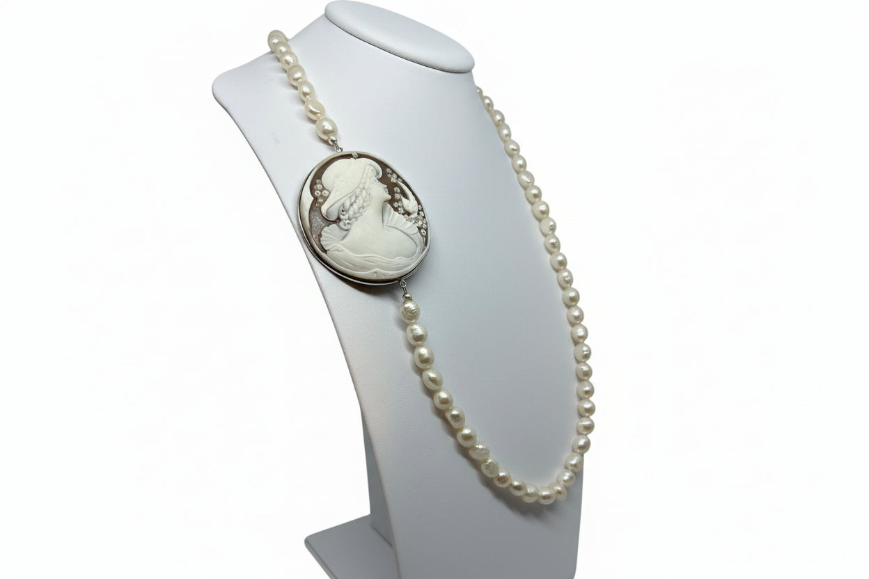 Collana in Perle e Cammeo incisione "Donna con Cappello e Uccellino"