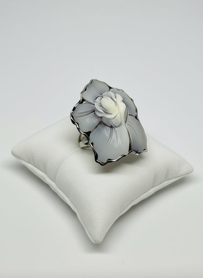 Anello in Cammeo con Fiore in Rilievo