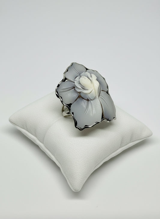 Anello in Cammeo con Fiore in Rilievo