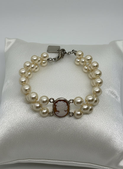 Bracciale in Perle e Cammeo incisione "Profilo di Donna"