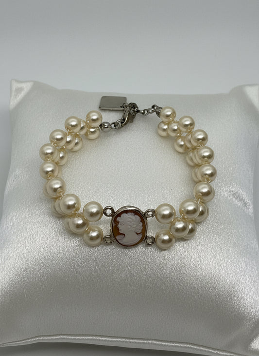 Bracciale in Perle e Cammeo incisione "Profilo di Donna"