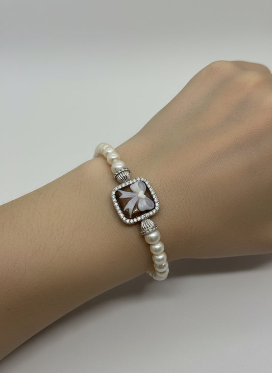 Bracciale in Perle e Cammeo incisione "Fiocco"