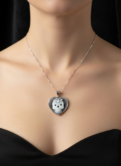 Pendente in Cammeo  "Teschio con Fiore" a forma di Cuore