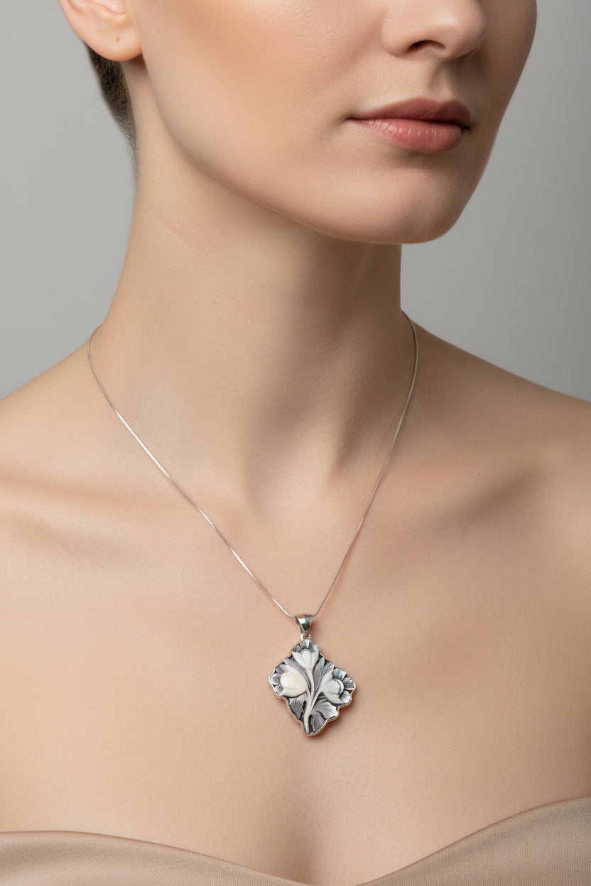 Pendente in Cammeo incisione "Fiore"