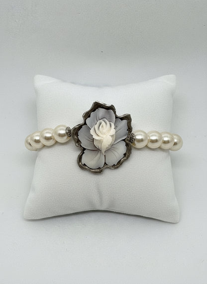 Bracciale in Perle e Cammeo con "Fiore in Rilievo"