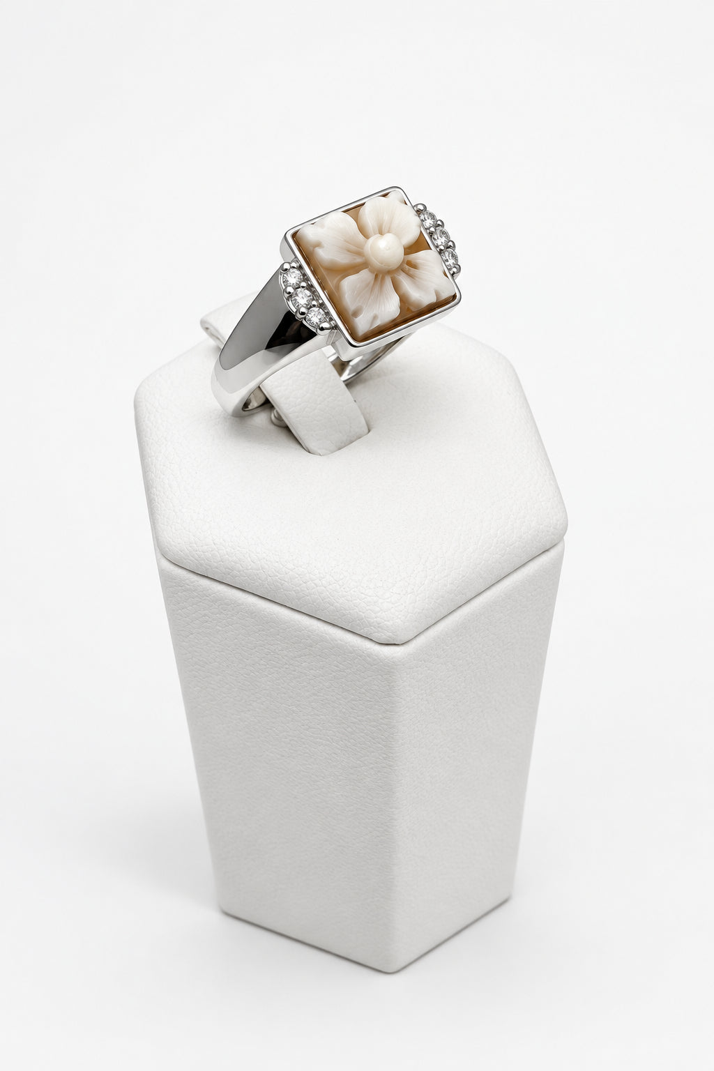 Anello in Cammeo incisione Fiore