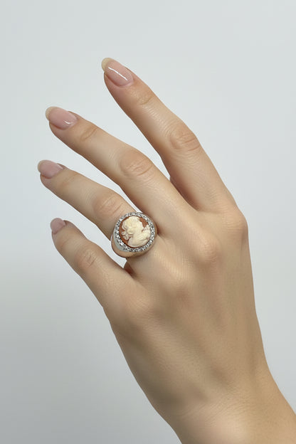 Anello in Cammeo Artistico incisione "Volto di Donna con Dettaglio della Mano"
