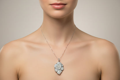 Pendente in Cammeo incisione "Fiore"