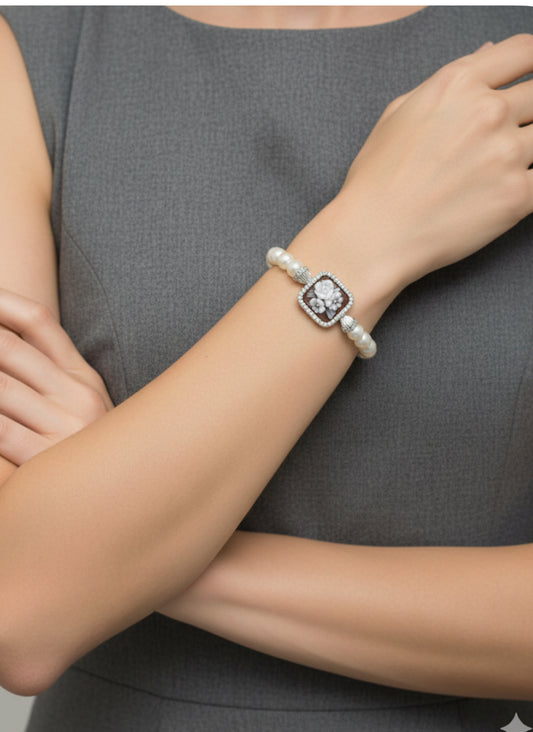 Bracciale in Perle e Cammeo incisione "Fiore"