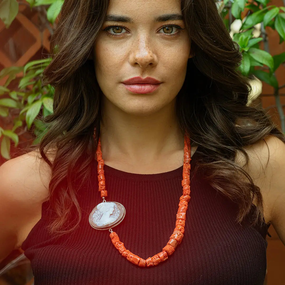 Collana di Corallo Rosso Sardegna con Cammeo Artistico Profilo Donna