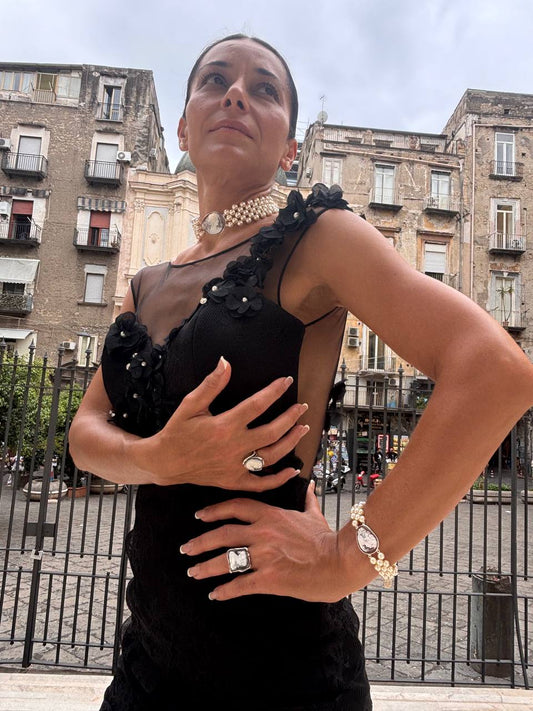 Anello Cammeo Artistico Profilo di Donna con Dettaglio della Mano