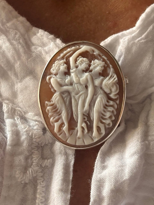 Spilla Pendente in Cammeo  “Le Tre Grazie”
