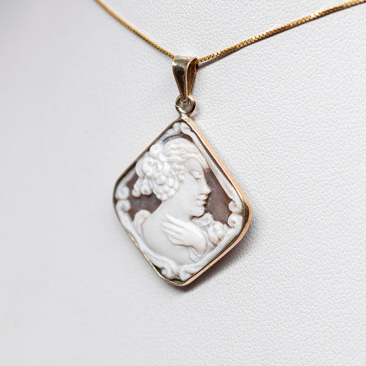 Pendente Cammeo Artistico Volto di Donna con Dettaglio della Mano in Oro