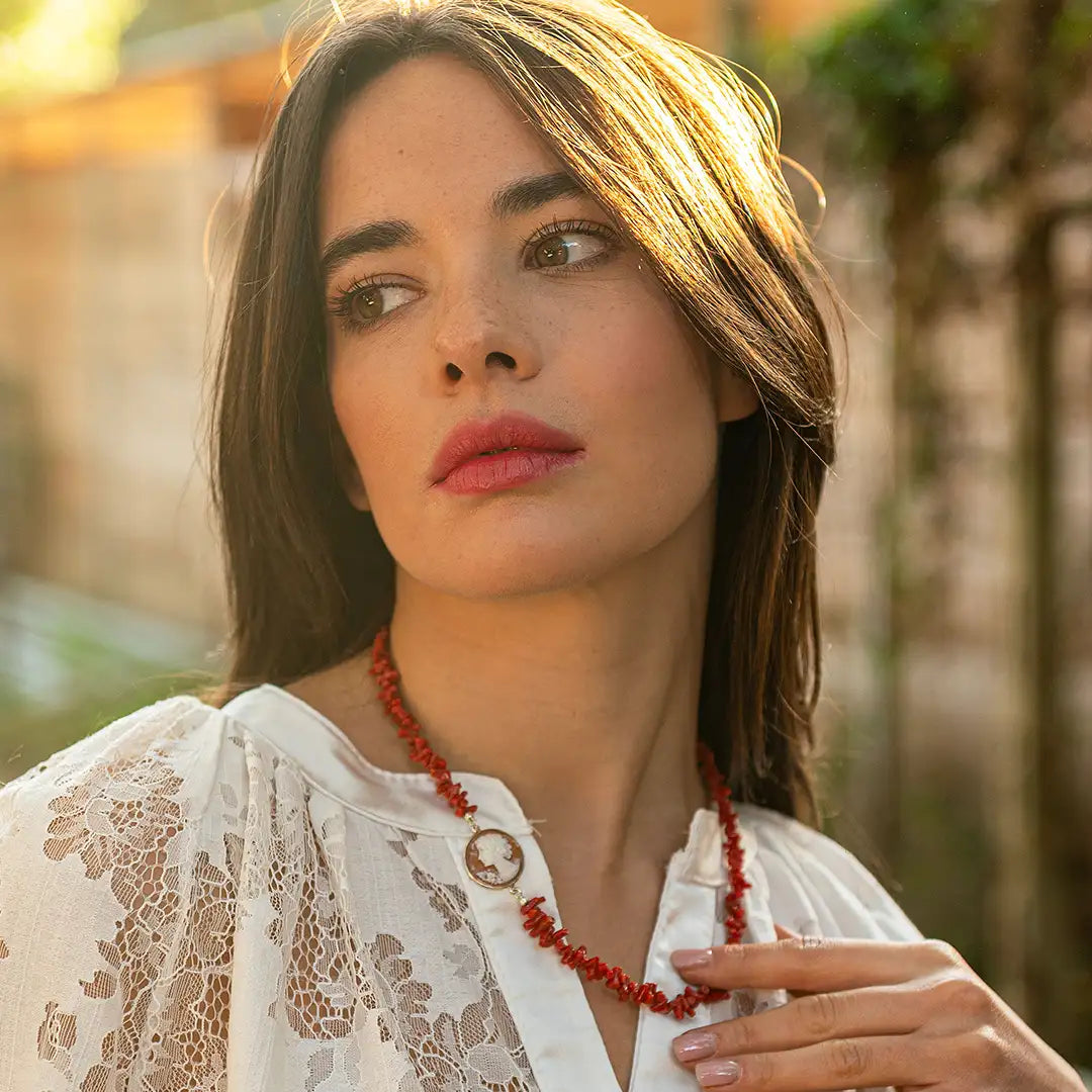 Collana Corallo con Cammeo Profilo Donna
