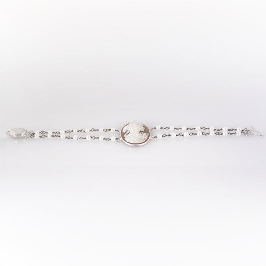 Double Strand Pearl Bracelet with Cameo Profile Woman