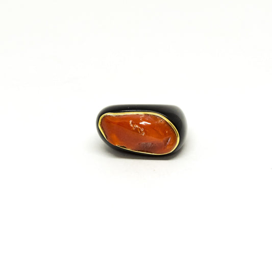 Anello in Pasta Nera e Corallo Rosso