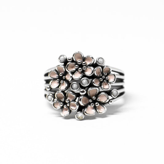 Floral ring entirely in enamelled silver