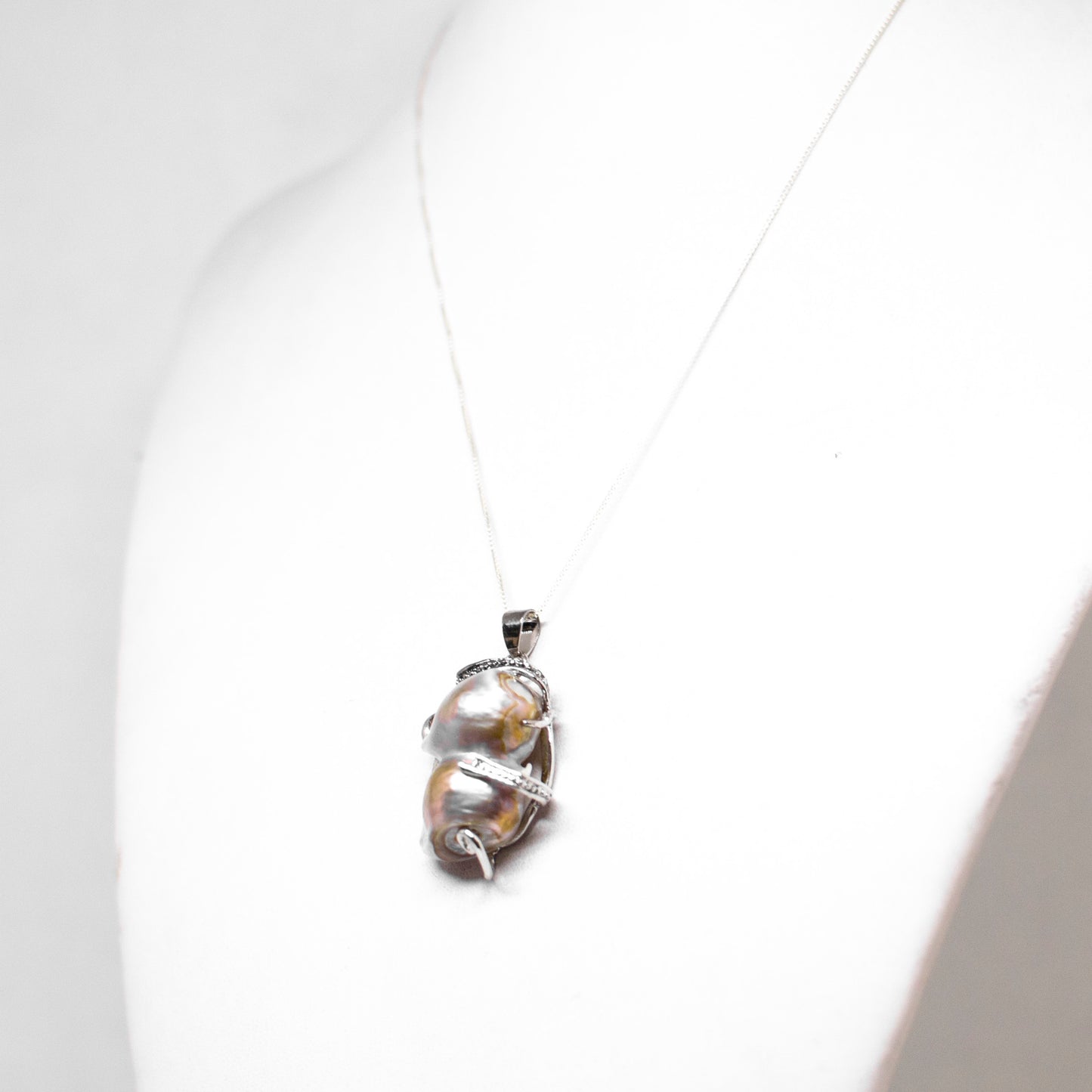 Pendant with zirconia and river pearl