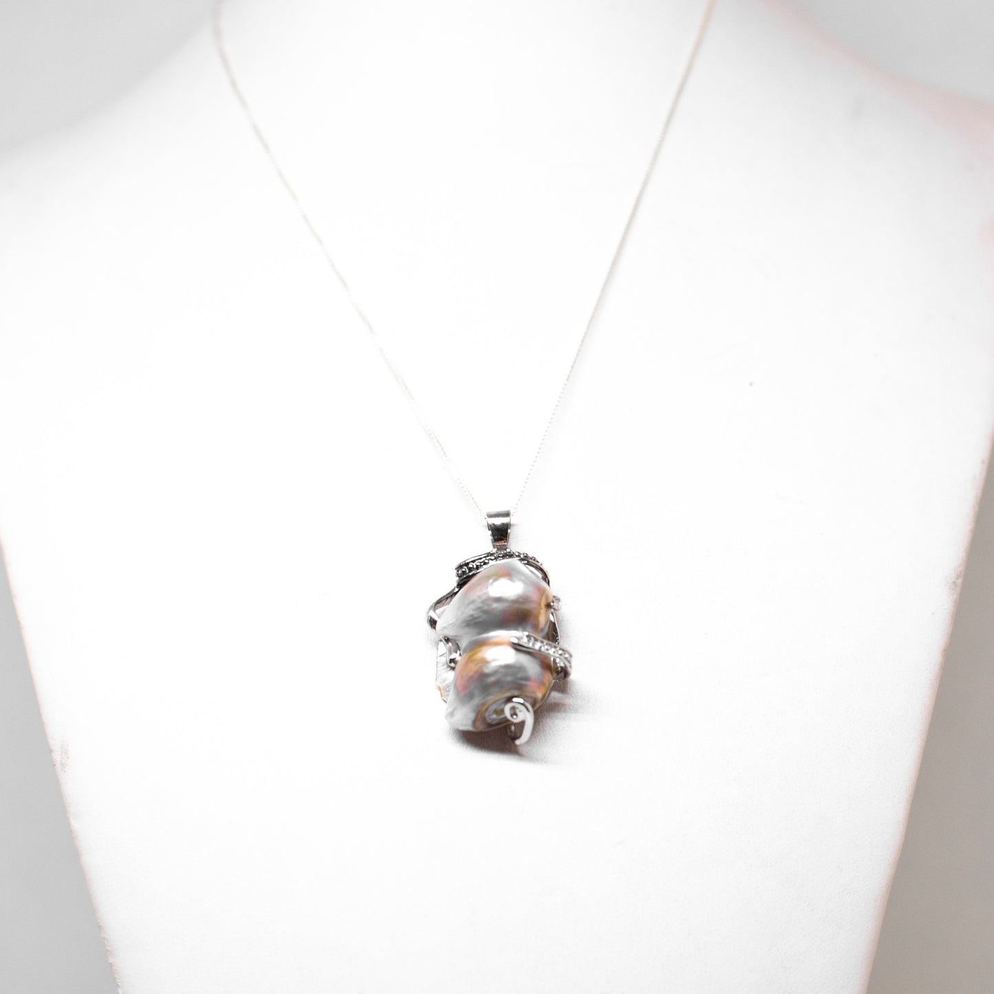 Pendant with zirconia and river pearl