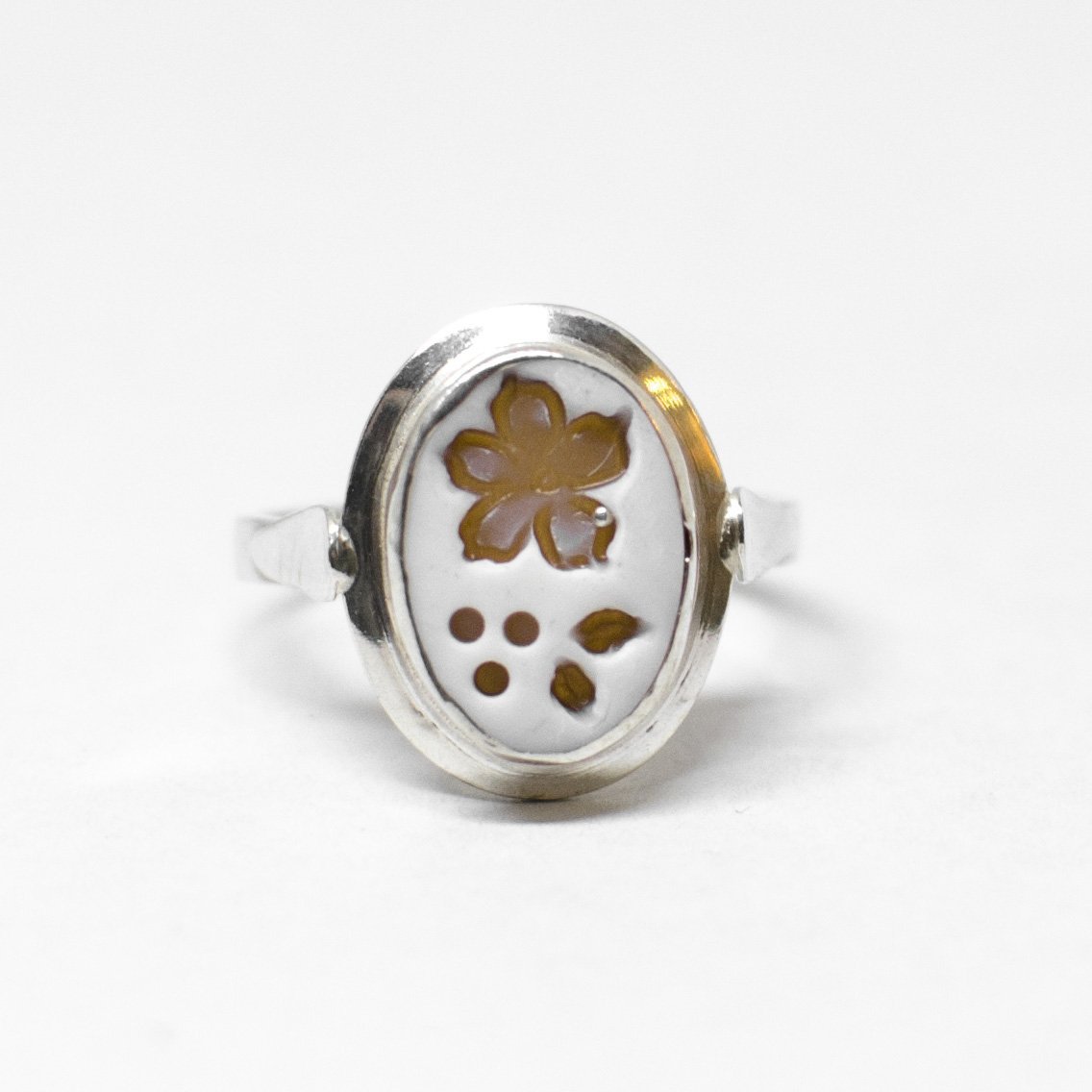 Anello Cammeo Incisione Inversa Fiori