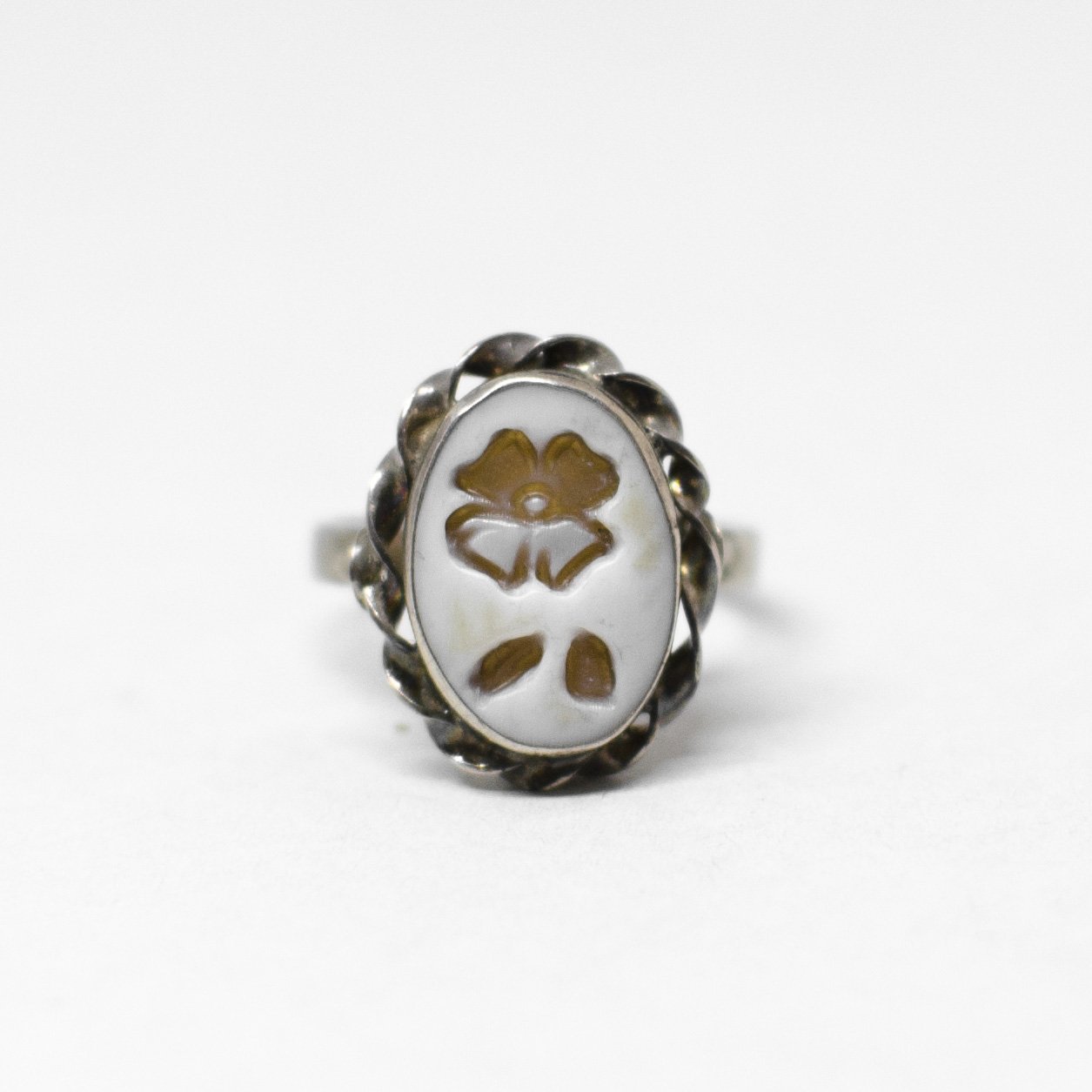 Anello Cammeo Incisione Inversa Fiori