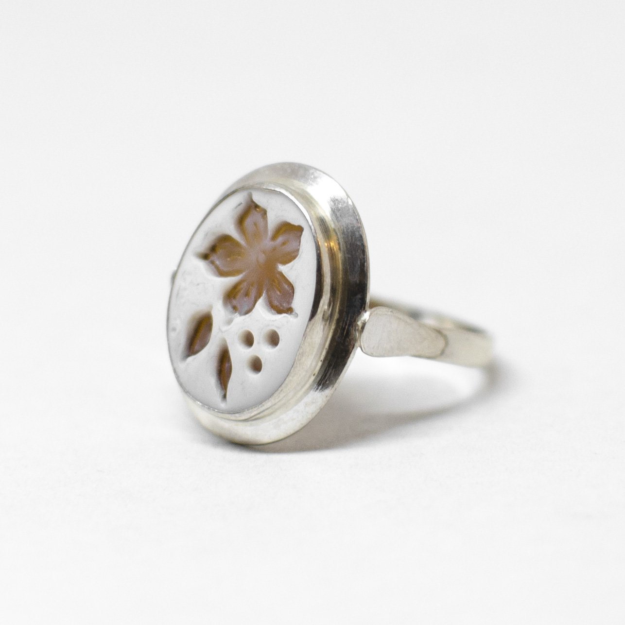 Anello Cammeo Incisione Inversa  Fiori