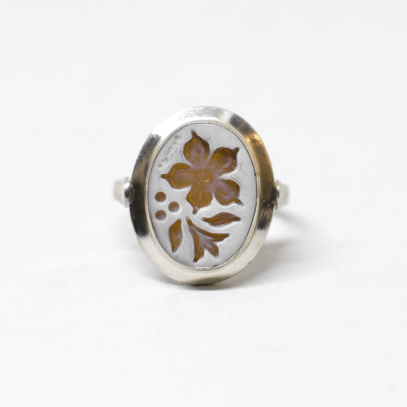 Anello Cammeo Incisione Inversa Fiori