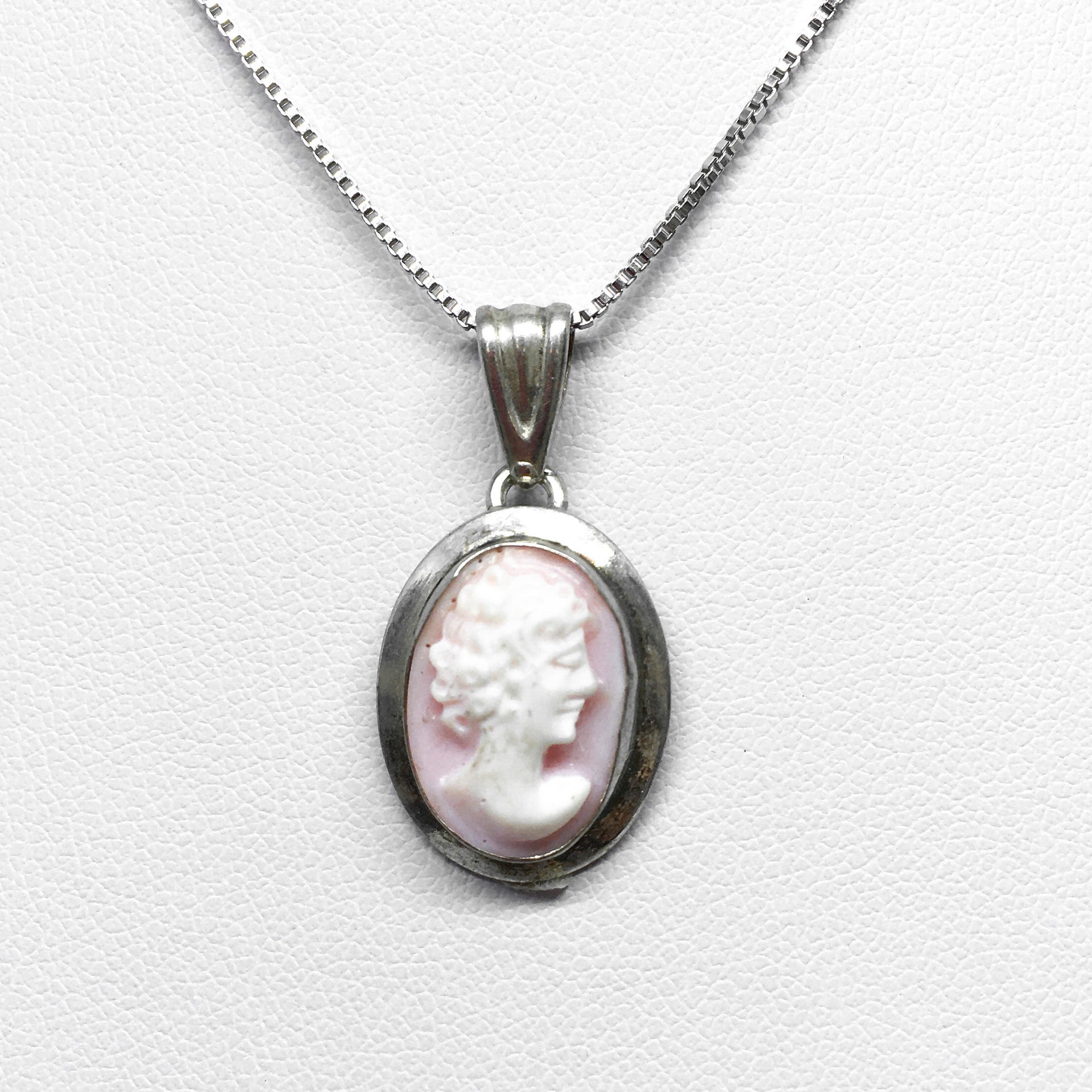 Pendente Cammeo su Conchiglia Rosa Profilo Donna