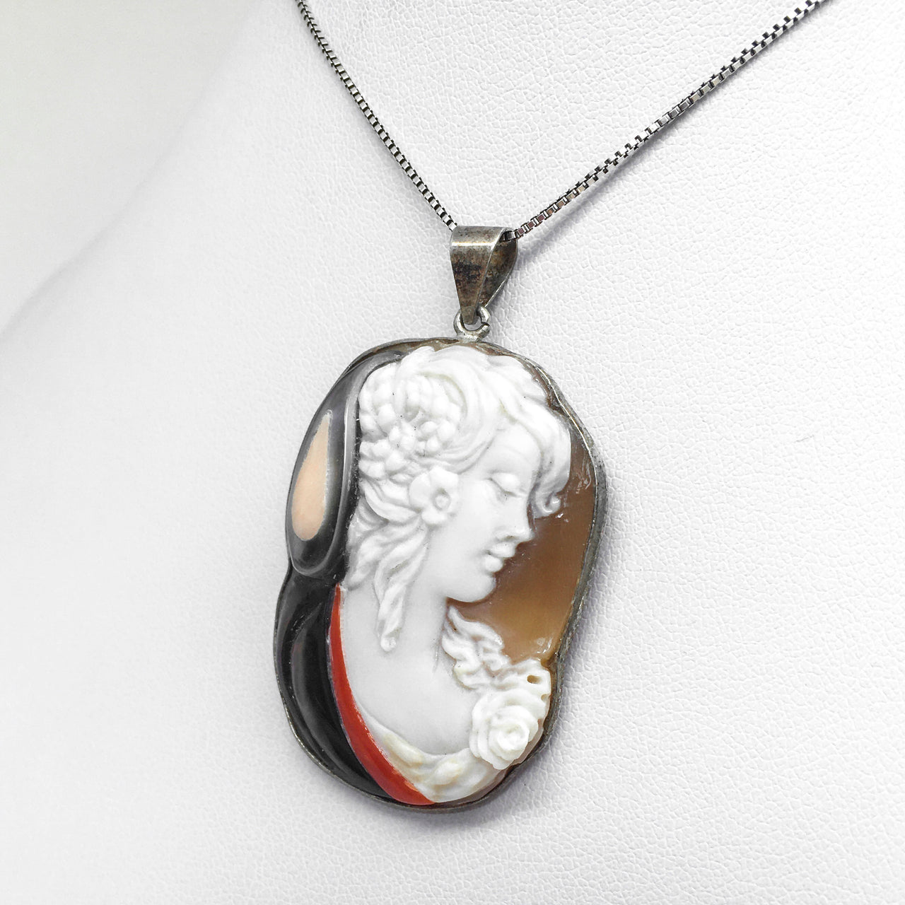 Pendente Cammeo Artistico con innesti di Corallo e Madreperla