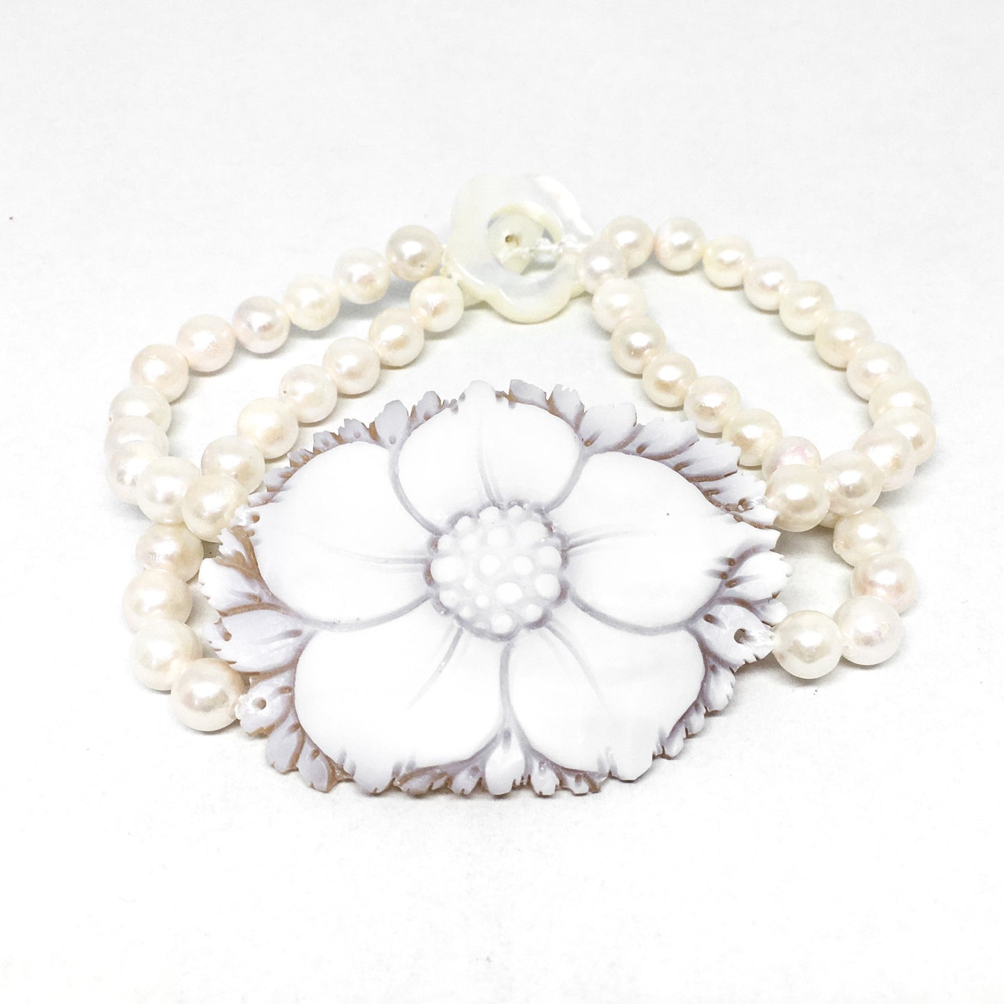 Bracciale Cammeo a Forma di Fiore con Perle