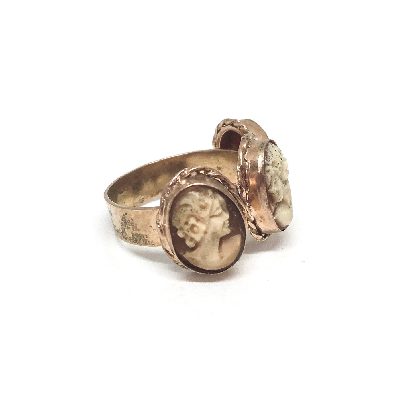 Anello cammeo con profili di donna su Corniola