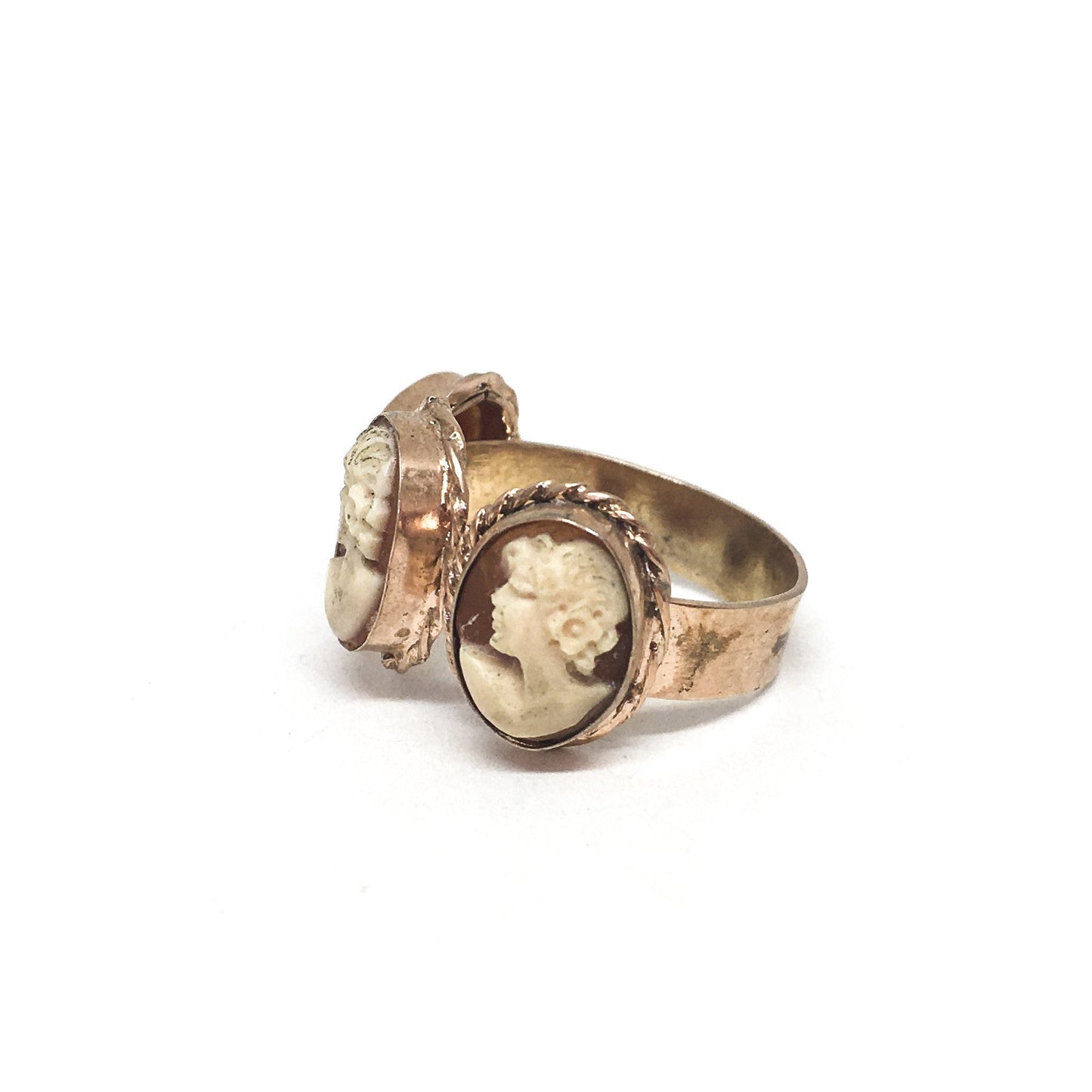 Anello cammeo con profili di donna su Corniola