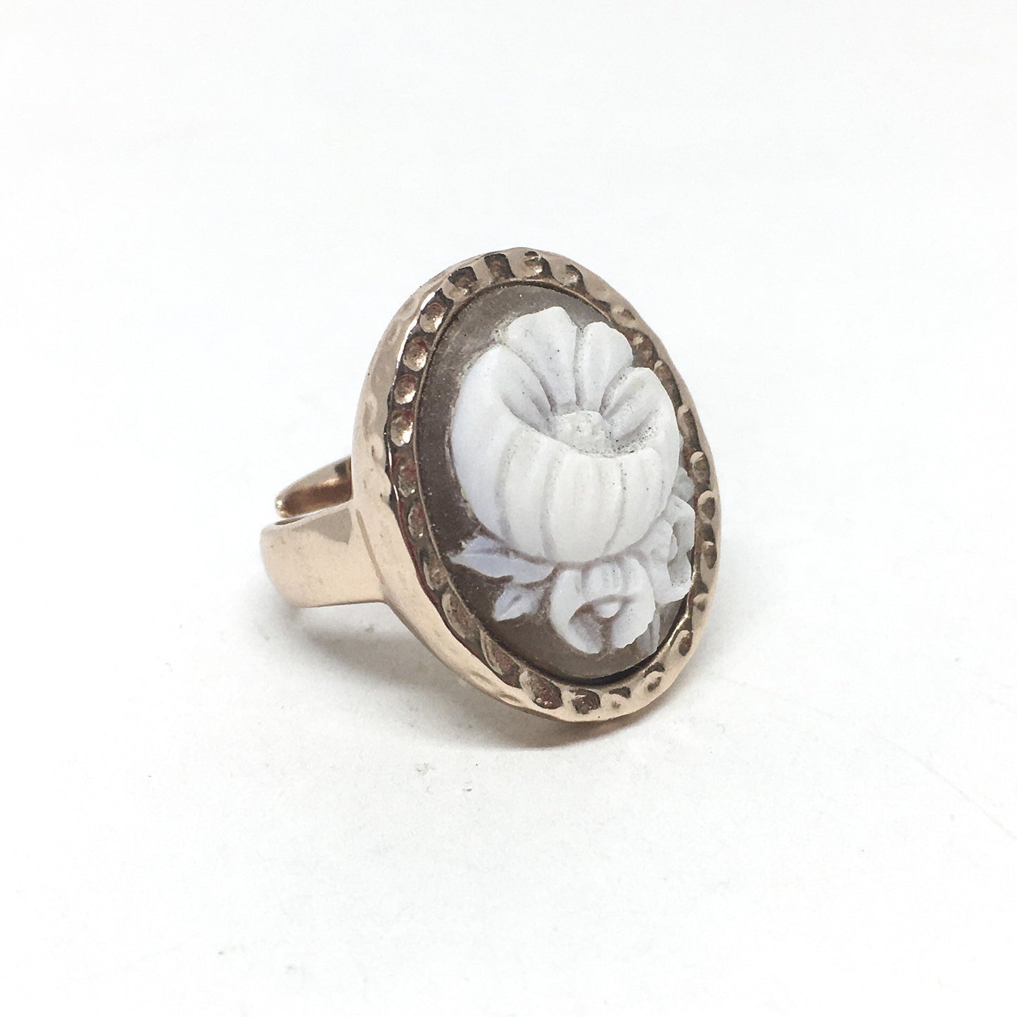 Cameo ring with flower