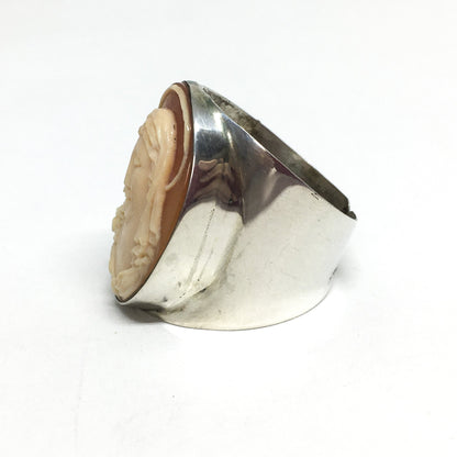 Cameo ring with Madonna engraving