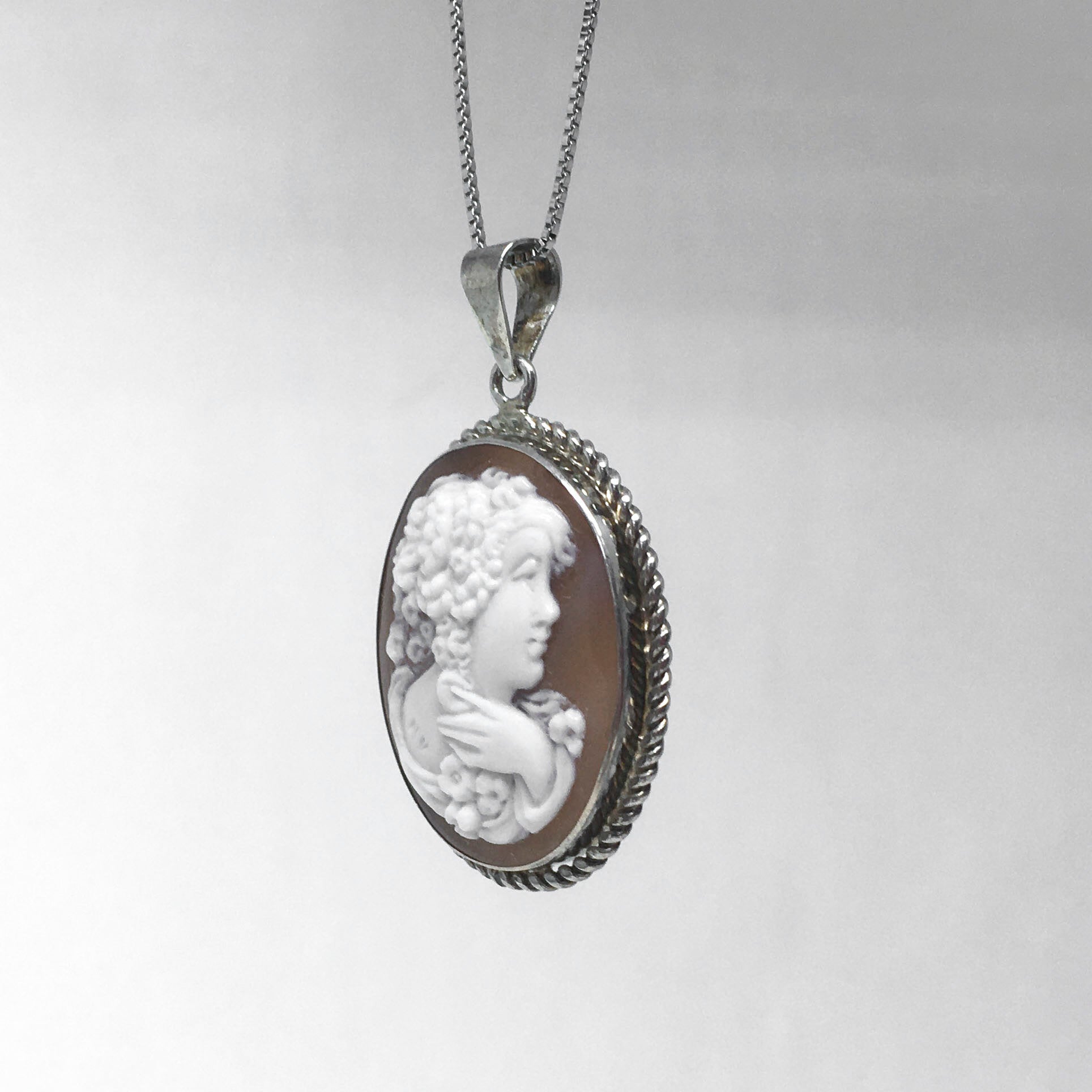 Pendente Cammeo Profilo Donna con Mano